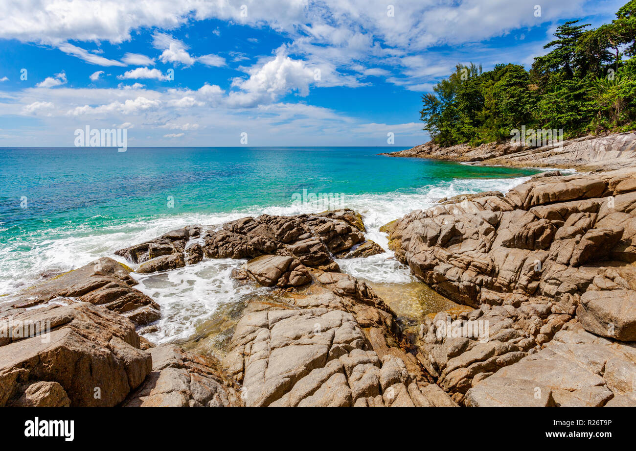 Bella roccia naturale sopra Naithon beach. Naithon Beach è una spiaggia tranquilla vacanza a un prevalentemente naturale spiaggia sabbiosa con un'atmosfera rilassata Foto Stock