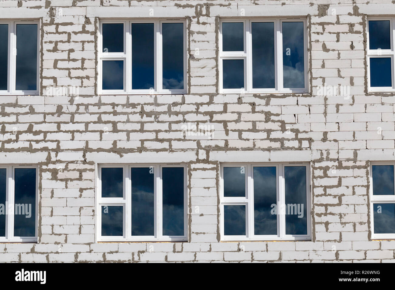 Nuovo windows in un edificio di mattoni in costruzione nella città, primo piano Foto Stock