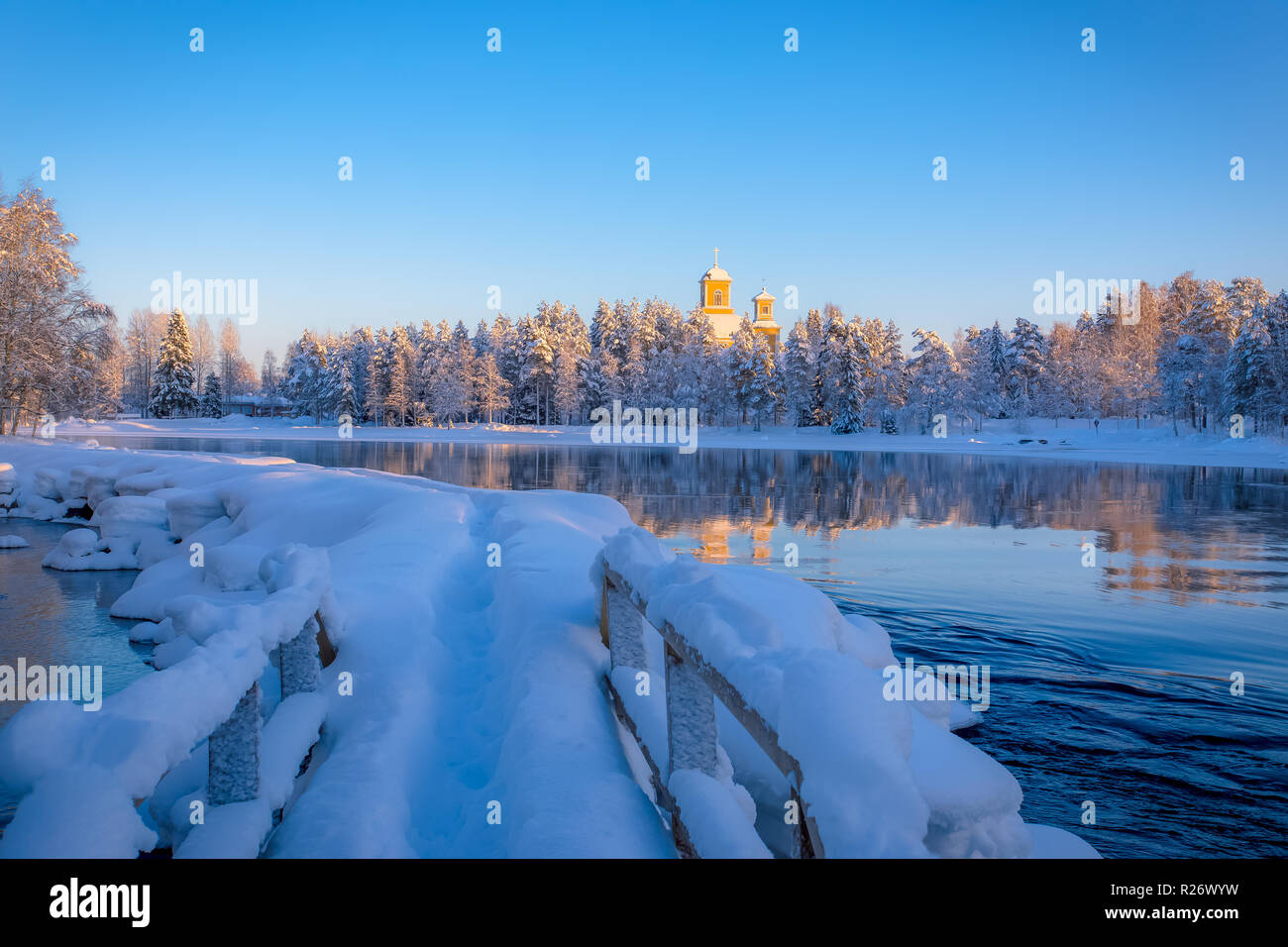 Snowy river view da Kuhmo, in Finlandia. Foto Stock