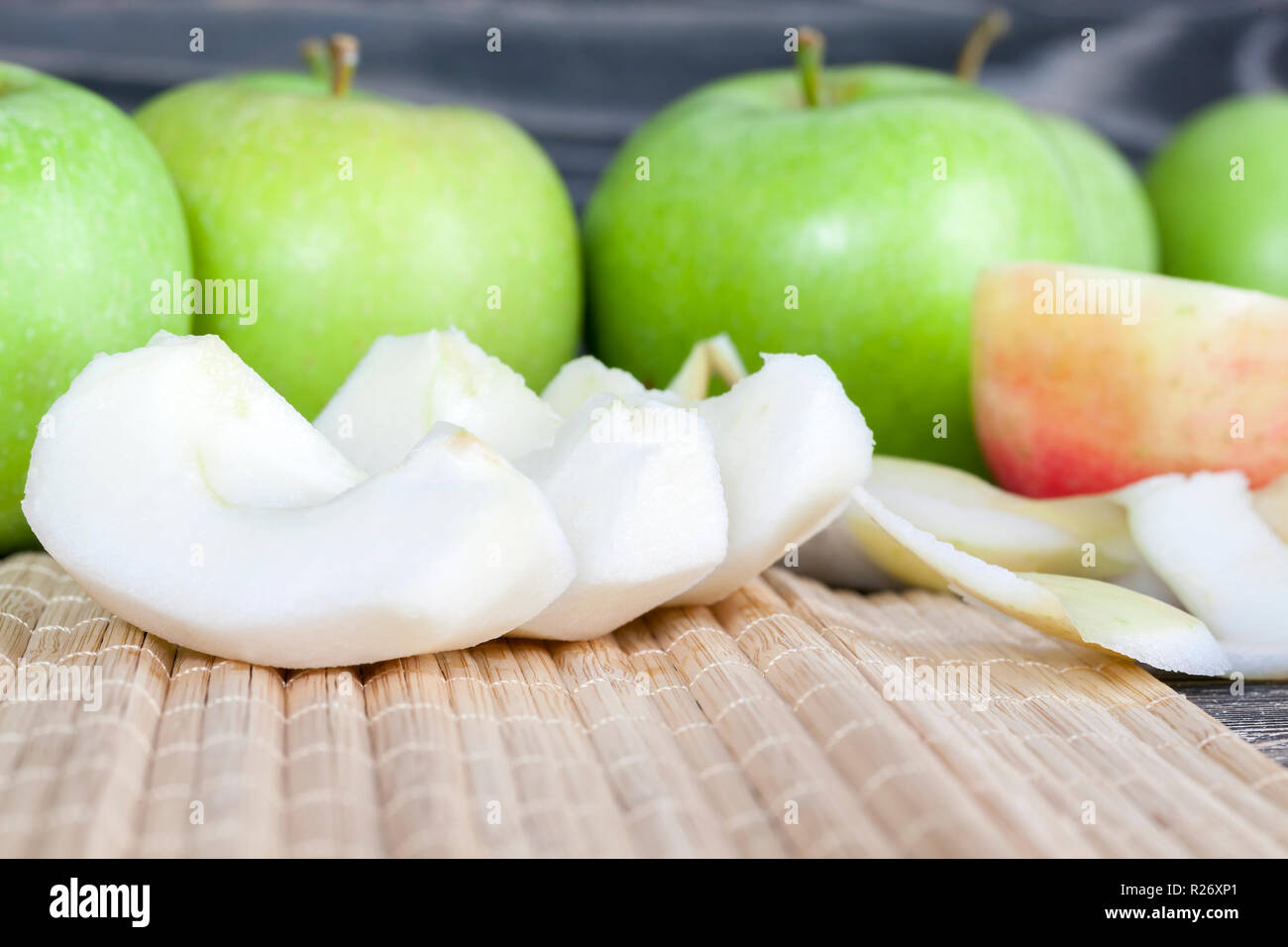 Verde a fette e succosa mela matura utilizzato per rendere la frutta piatti e dessert, un paio di mele sono intere Foto Stock