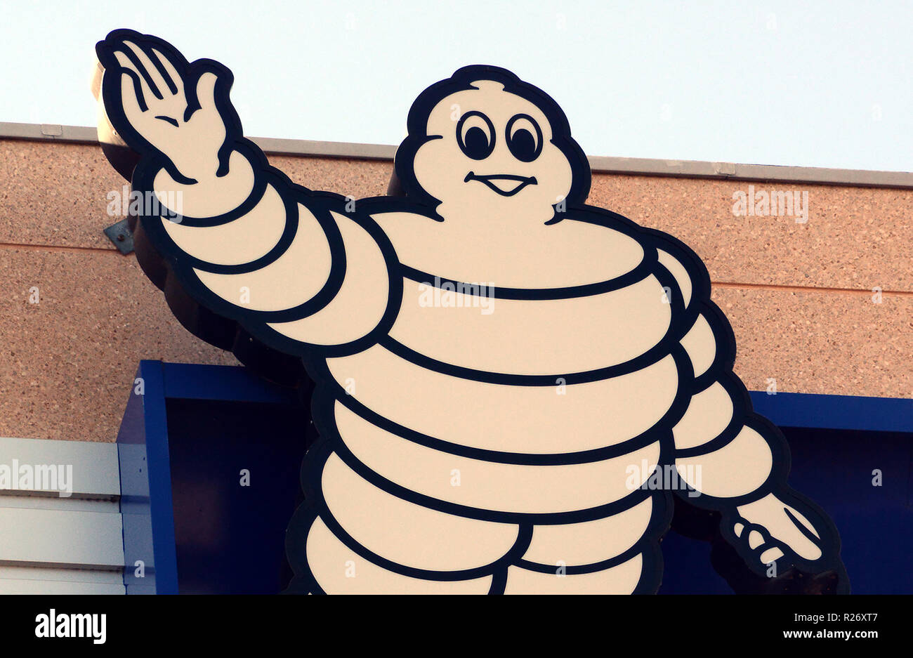 Bibendum uomo sulla parte superiore della sede Michelin, Clermont-Ferrand, Auvergne, Massiccio-Centrale, Francia Foto Stock