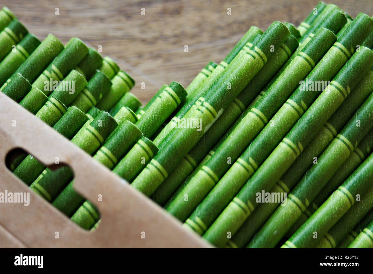 Aprire il pacchetto di carta cannucce di bambù e colorato a guardare come il bambù. Foto Stock