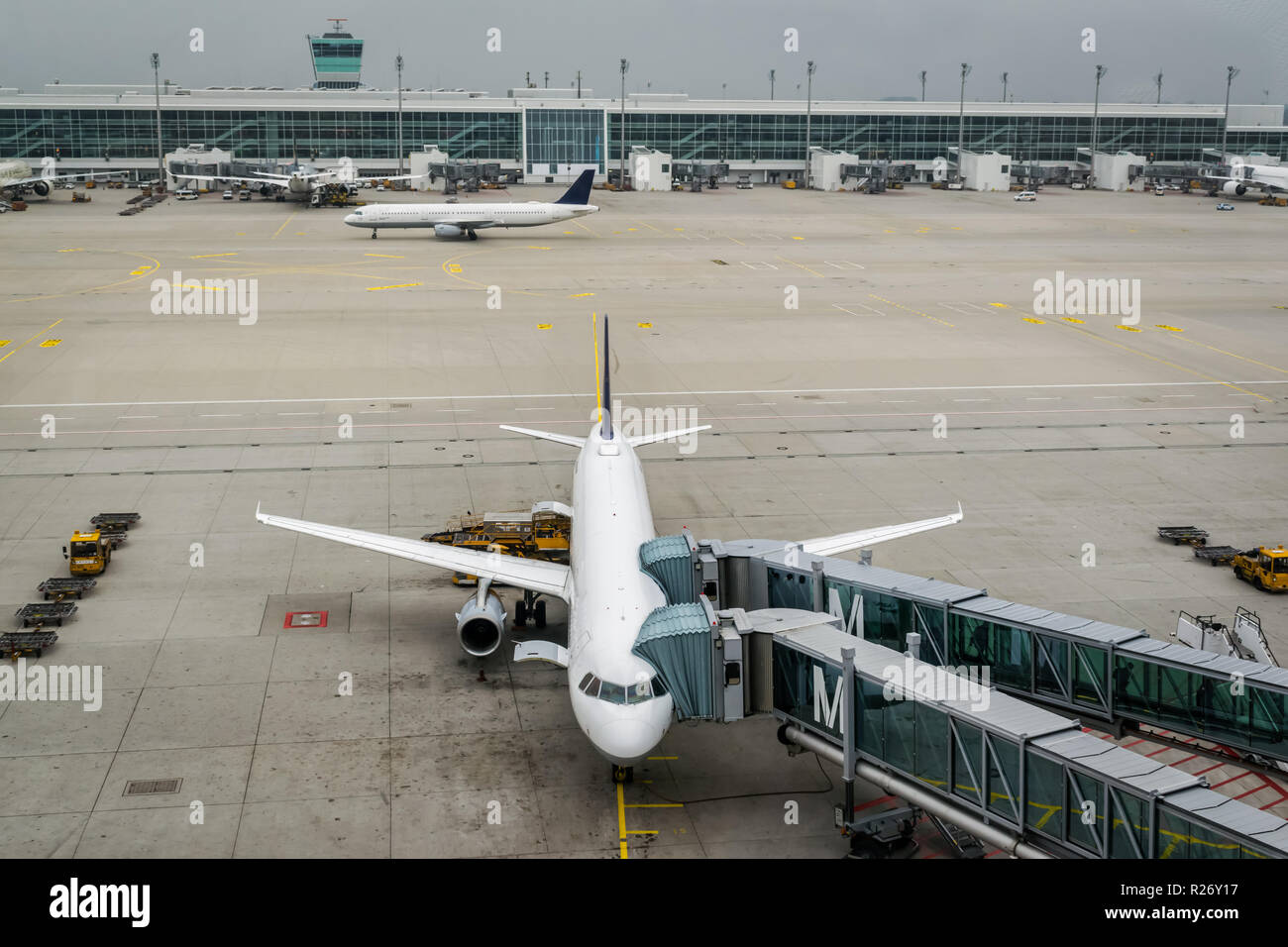 Questa è una foto di un piano in attesa di essere boarder al terminal di un aeroporto Foto Stock