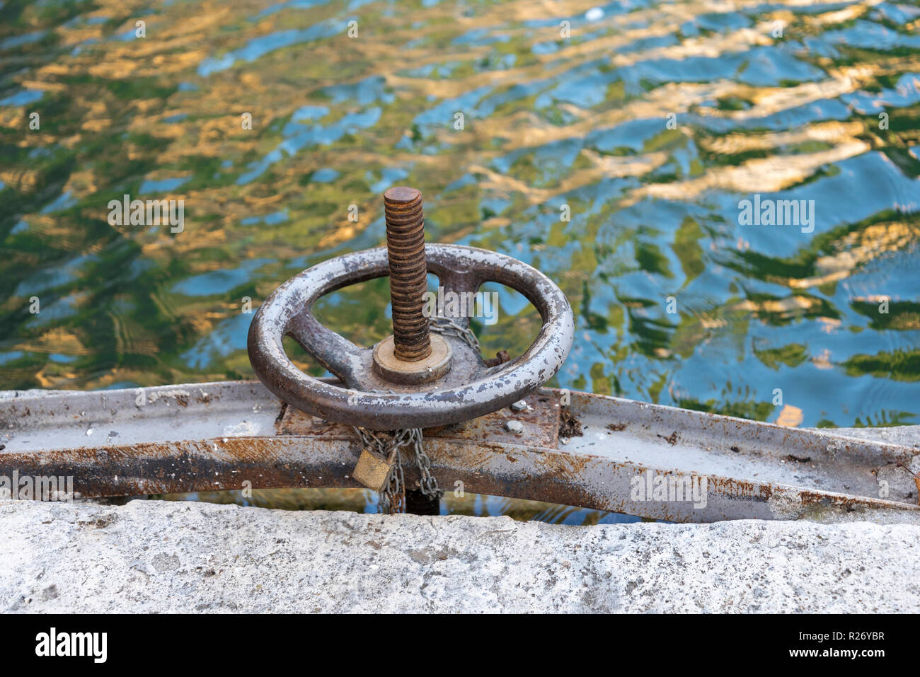 La ricostruzione del sistema di approvvigionamento idrico di infrastrutture urbane. La valvola vicino all'acqua. Valvola a farfalla collegata al tubo in prossimità della strada e Foto Stock