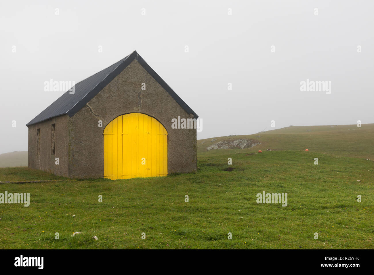 Fienile nella nebbia sul Fair Isle, Isole Shetland Foto Stock