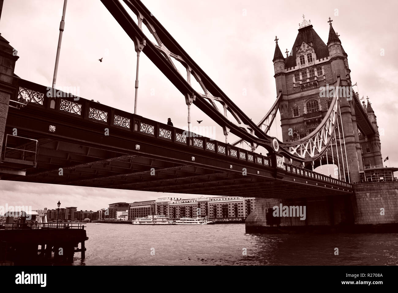 Il Tower Bridge - uno dei più notevoli monumenti di Londra. Foto Stock