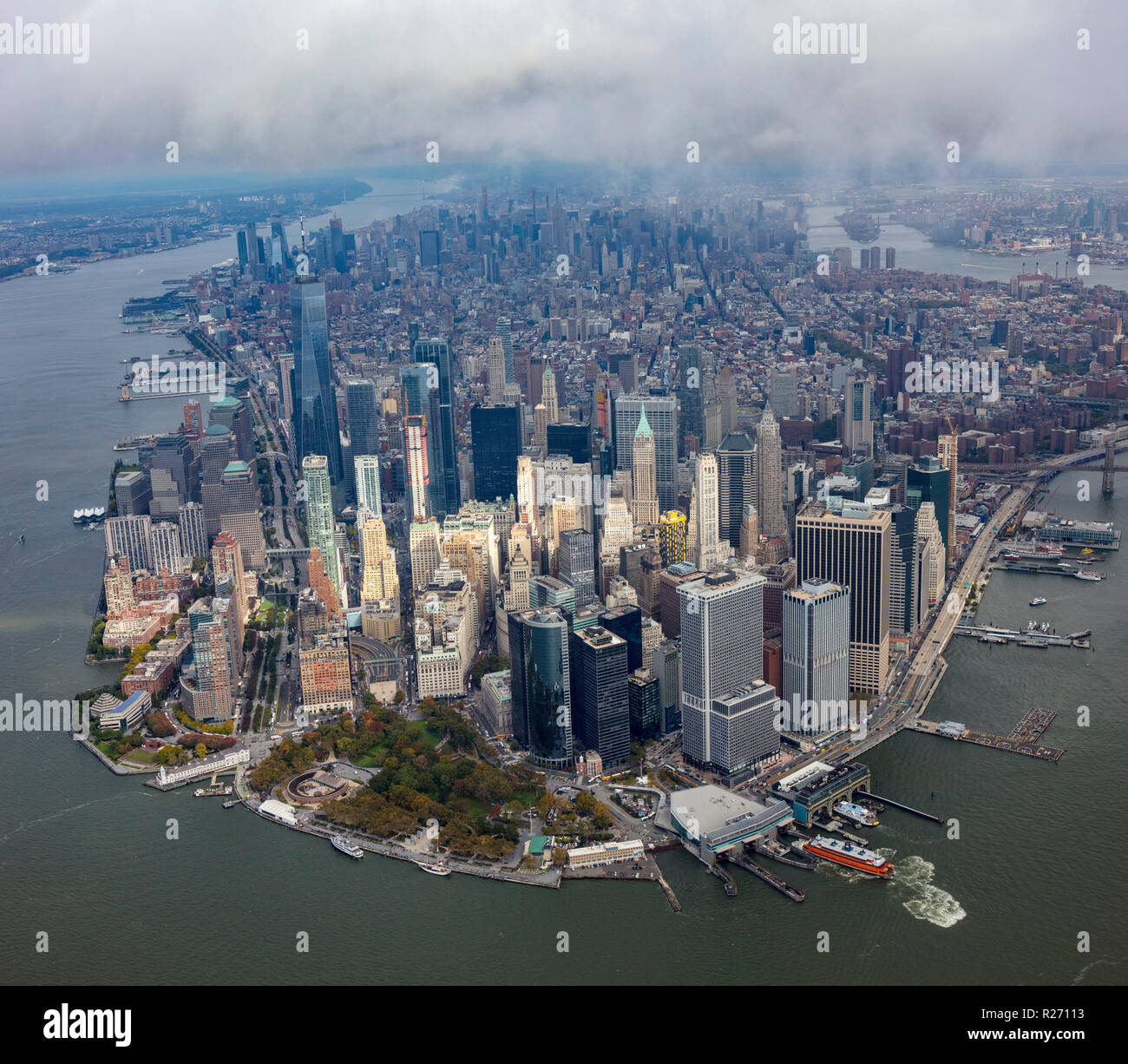 Vista aerea di Lower Manhattan e il quartiere finanziario di grattacieli di New York City, Stati Uniti d'America Foto Stock