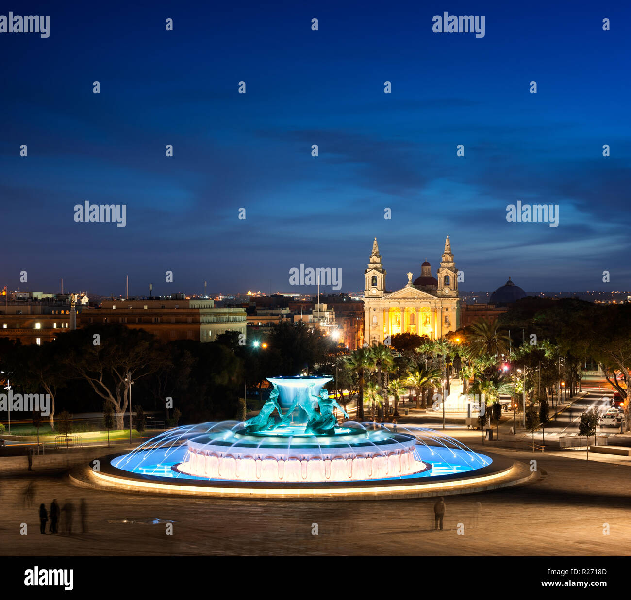 Vista notte presso la Fontana del Tritone vicino le porte della città di Valletta, Malta Foto Stock