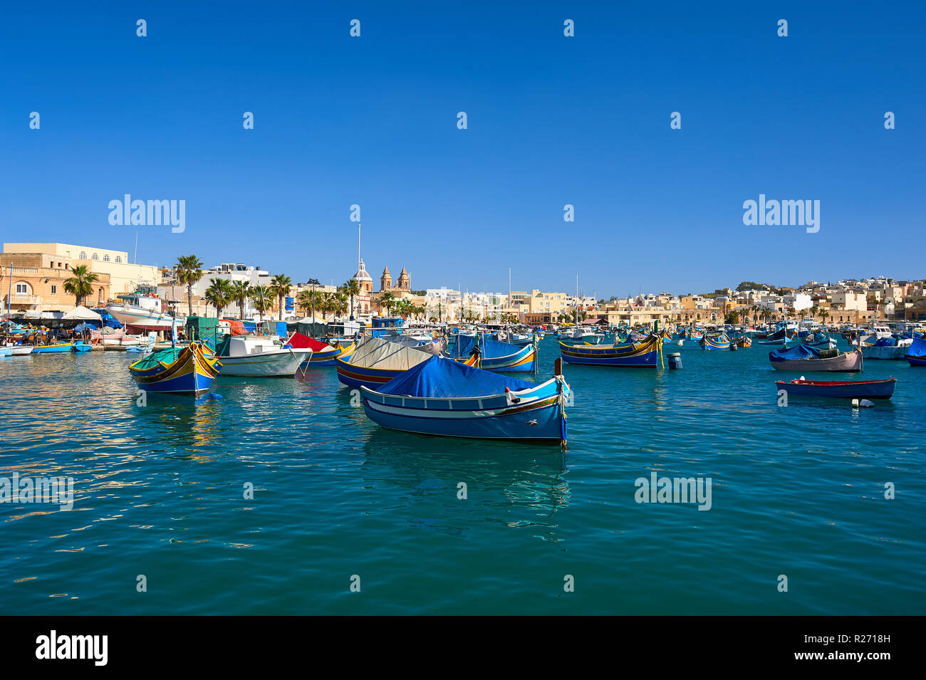 Marxaslokk harbour con tradizionale maltese eyed barche - luzzu sulla luminosa giornata di sole. Foto Stock