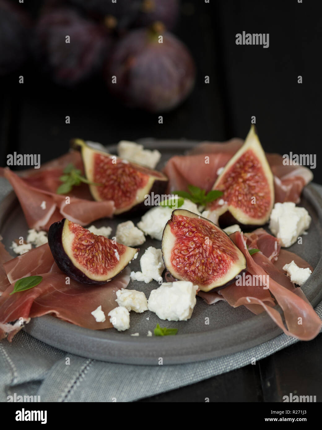 La figura e la feta insalata con prosciutto di Parma e basilico greco Foto Stock