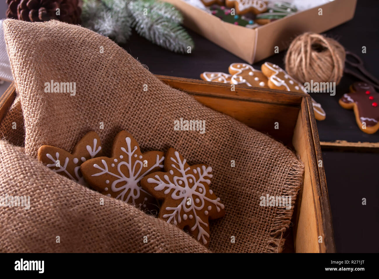 In casa biscotti di Natale nella casella Foto Stock