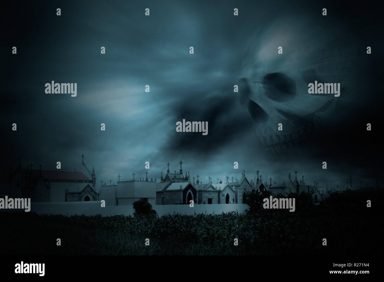 Immagine Spooky con il vecchio cimitero europeo in una notte oscura con nuvoloso cielo minaccioso; buona per la festa di Halloween. Foto Stock