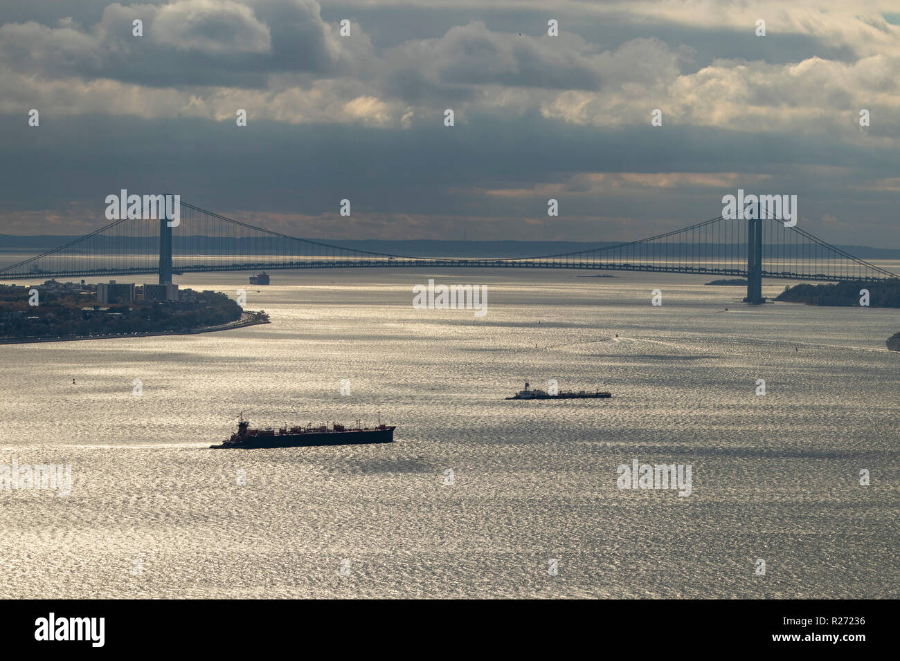 Elicottero vista aerea del ponte Verrazzano-Narrows e il porto di New York, Stati Uniti d'America Foto Stock