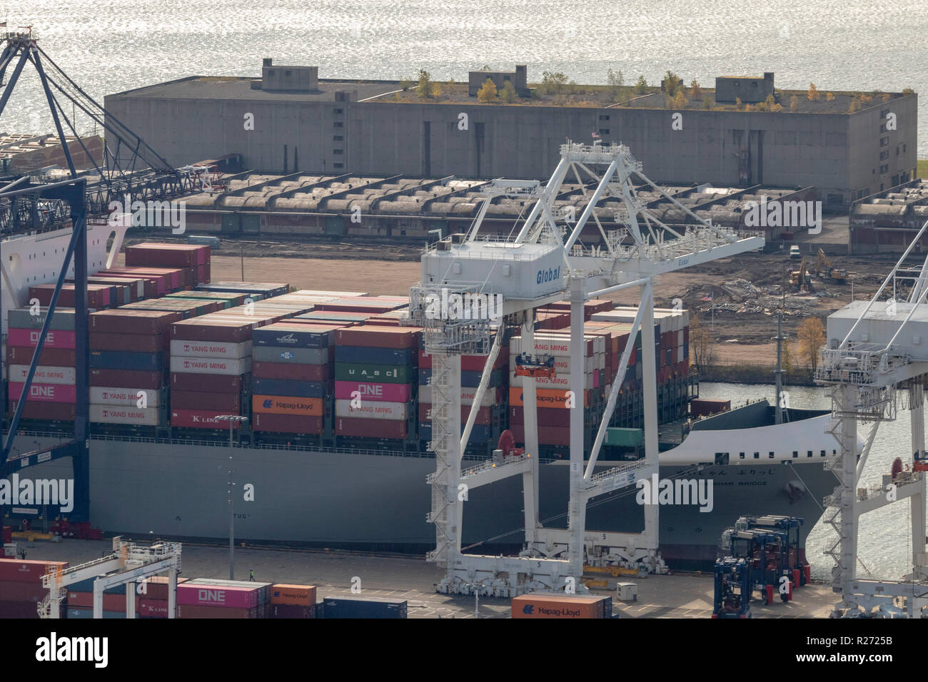 Elicottero vista aerea della nave portacontainer a GCT Bayonne terminal container, Bayonne, Jersey City, New Jersey, STATI UNITI D'AMERICA Foto Stock