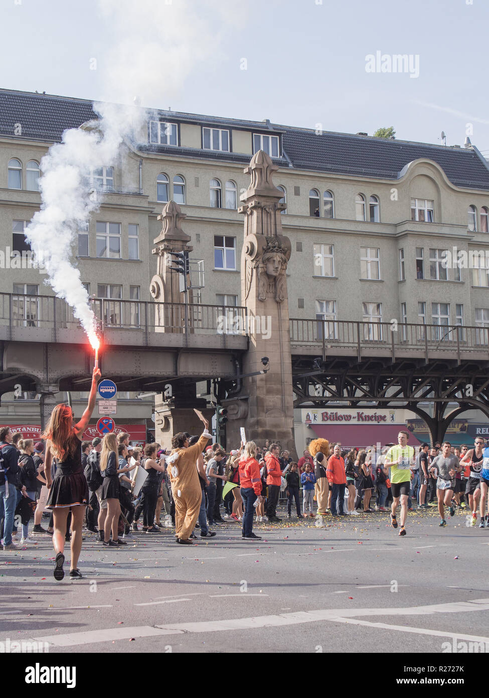 Berlino, Germania - 25 settembre 2016: spettatore con una torcia e guide a maratona di Berlino 2016 Foto Stock