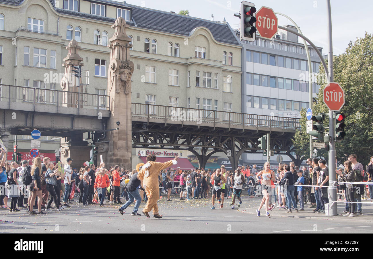 Berlino, Germania - 25 settembre 2016: gli spettatori e corridori alla maratona di Berlino 2016 Foto Stock