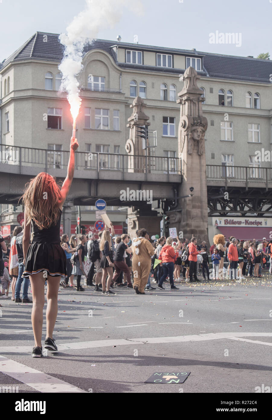Berlino, Germania - 25 settembre 2016: spettatore con una torcia presso la maratona di Berlino 2016 Foto Stock