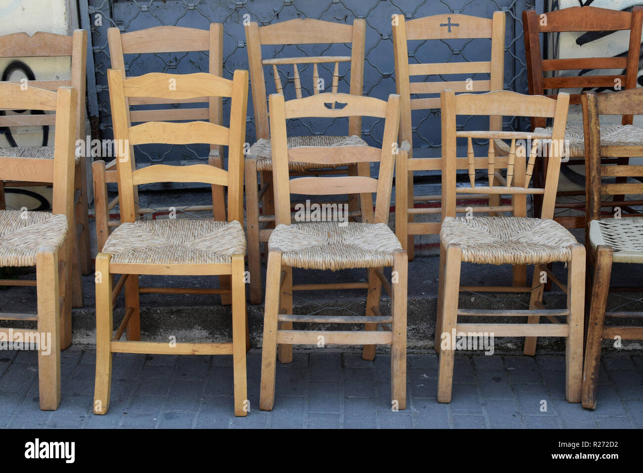 Semplice di legno sedie di vimini per la vendita al mercato di strada. Foto Stock