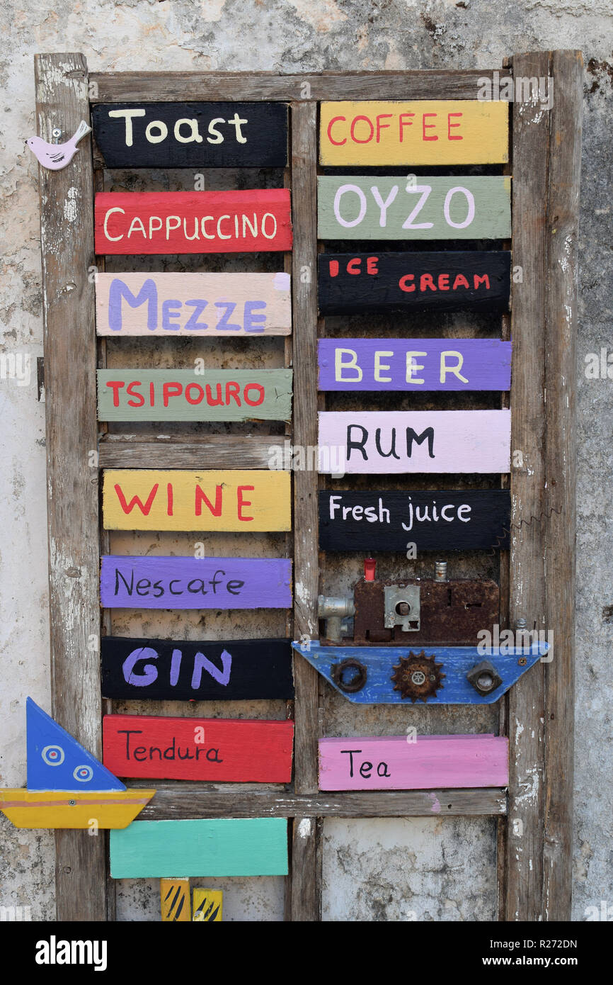 ZAKYNTHOS GREECE - Agosto 14, 2018: di legno cafe bar menu bevande segno della scheda con decorativi fatti a mano di barche. Foto Stock