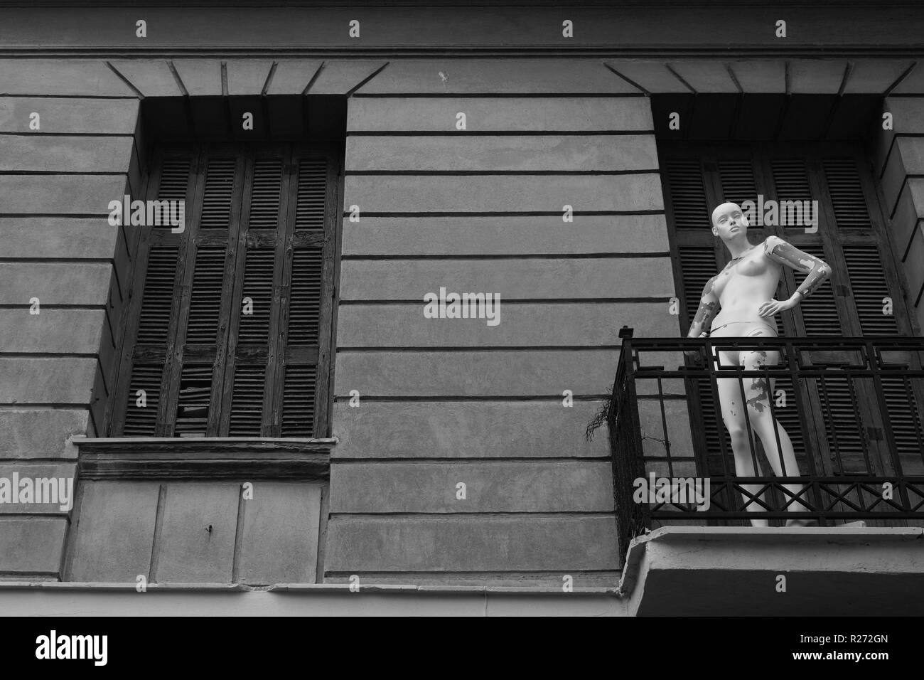 Manichino sul balcone di casa abbandonata. In bianco e nero. Foto Stock