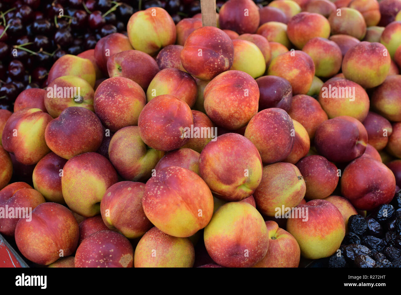 Pila di nettarine. Frutta fresca presso un negozio di generi alimentari. Foto Stock