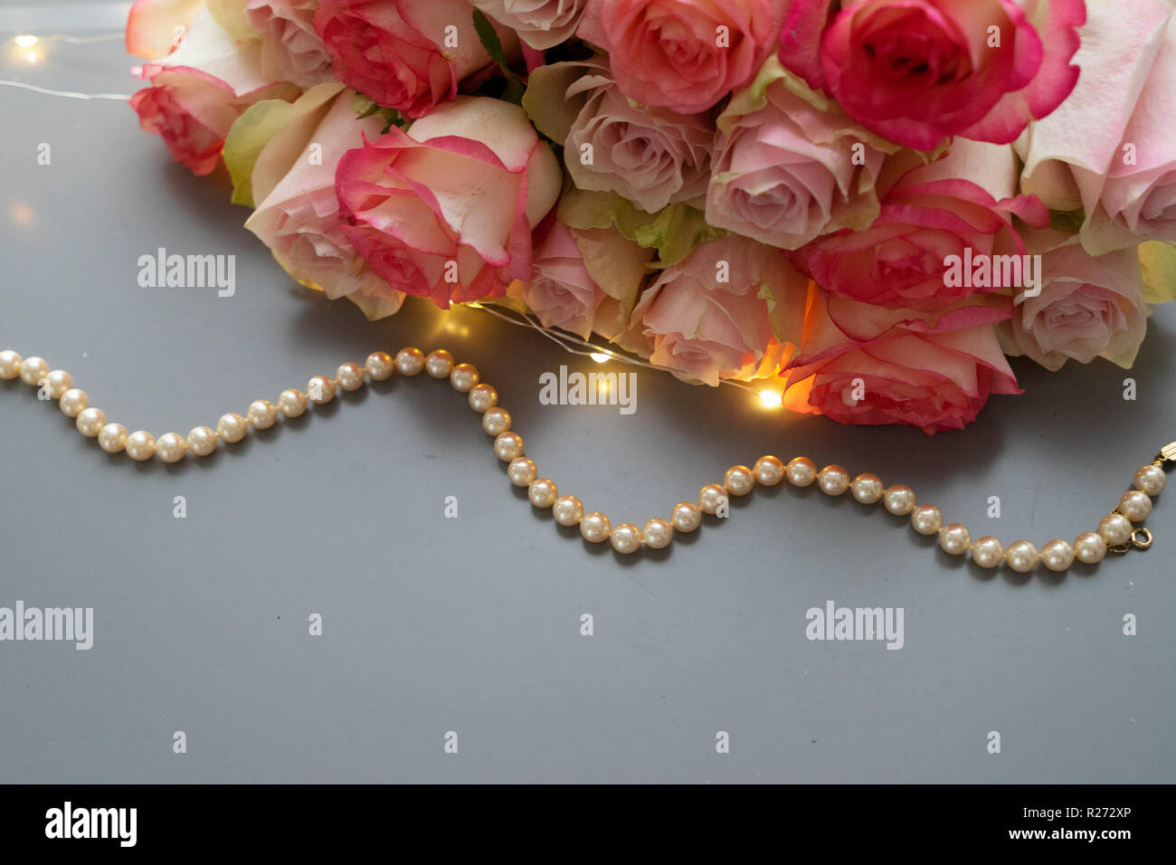 Freschi di fiori di rosa su grigio Foto Stock