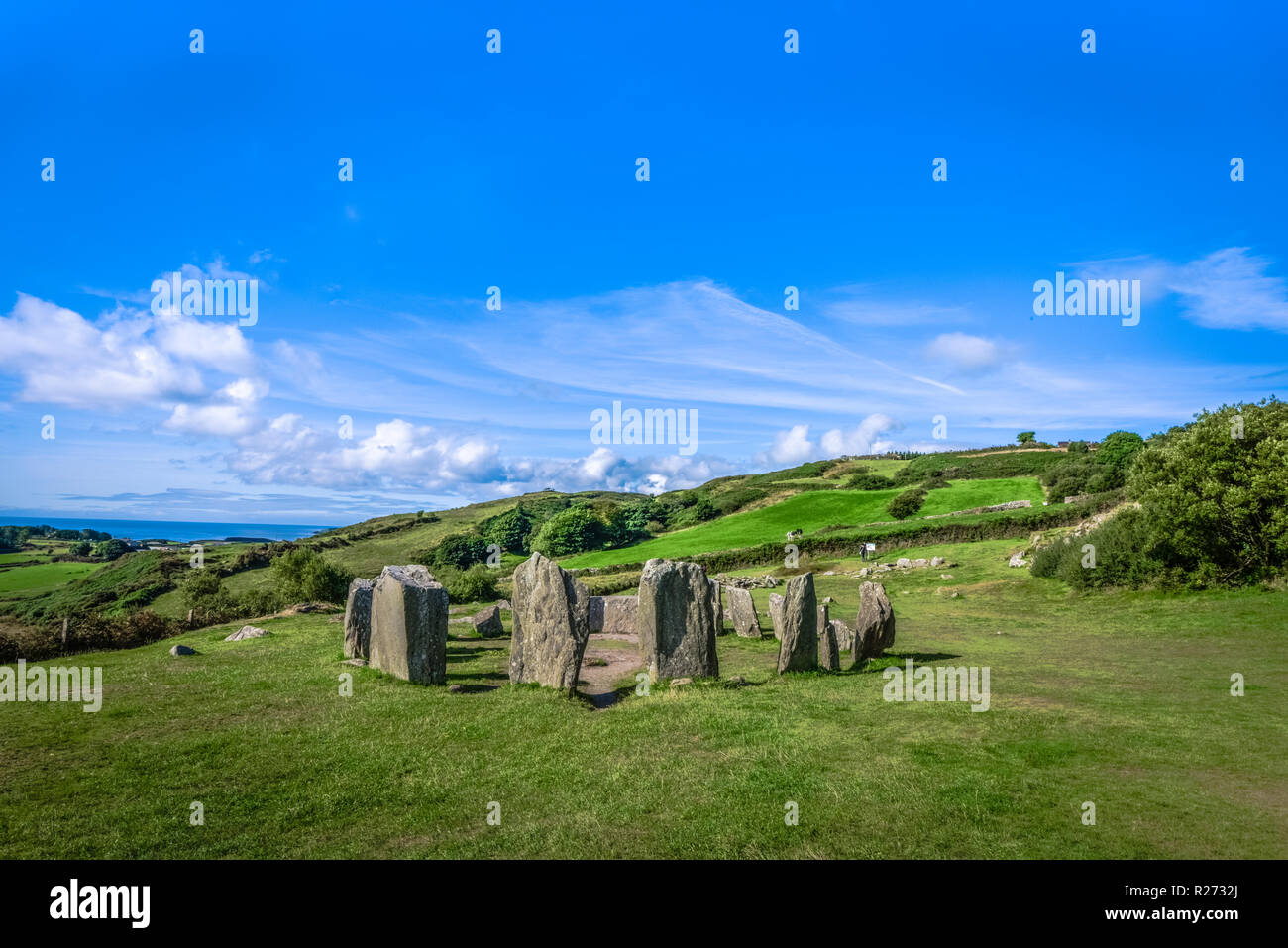 Drombeg Stone Circle su una bella giornata d'estate, nella contea di Cork, Irlanda Foto Stock