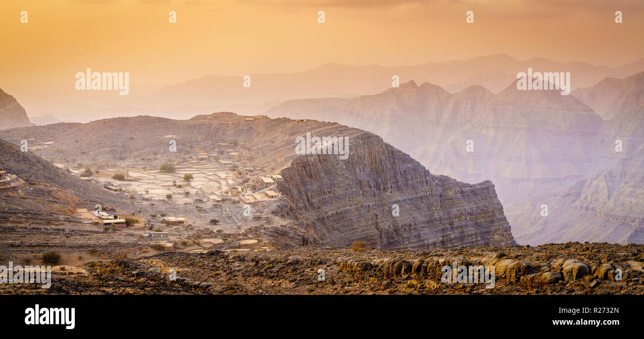 Vista panoramica delle montagne Hajar di Ras Al Khaimah Emirati arabi uniti al tramonto Foto Stock