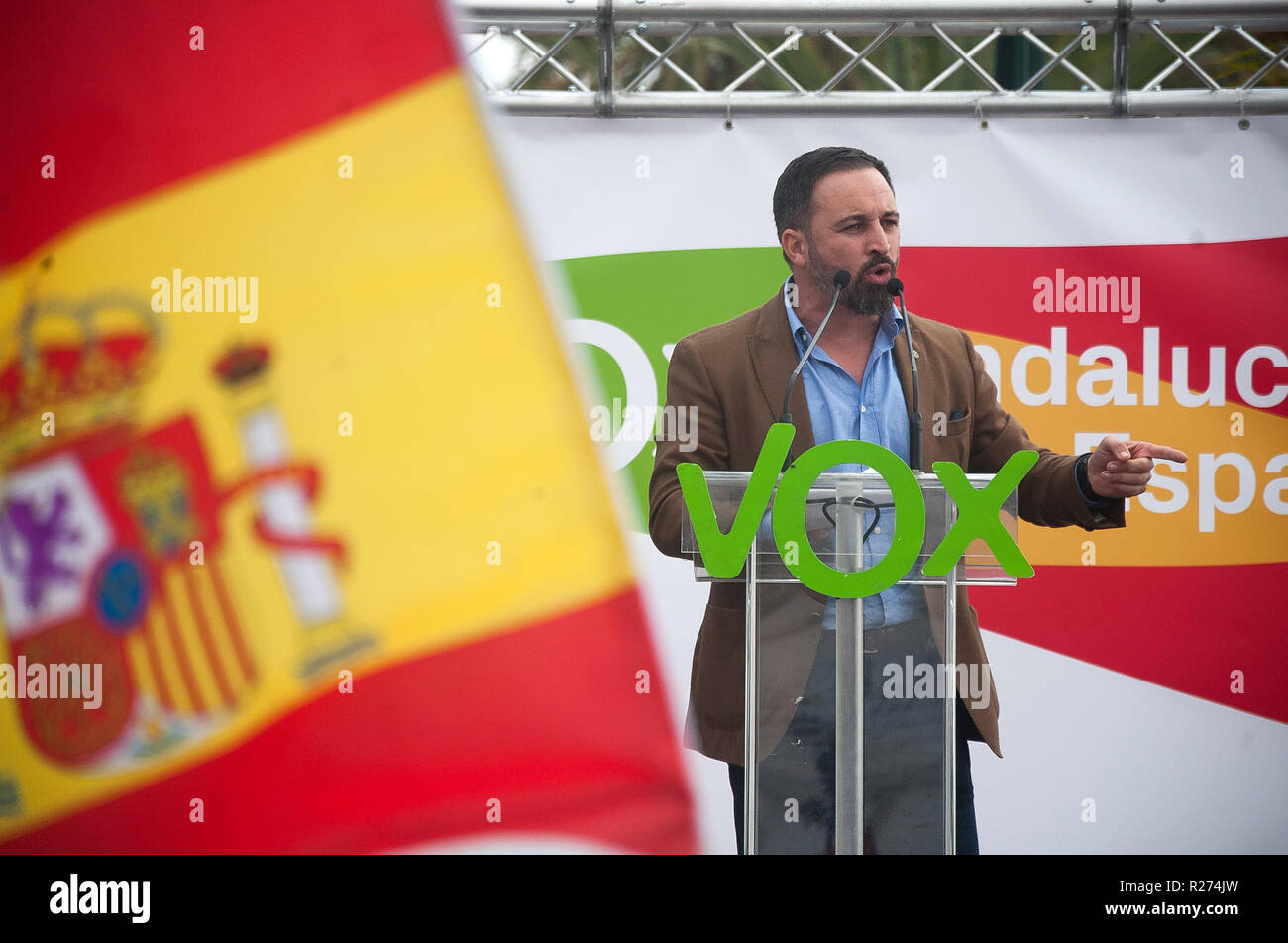 Lo spagnolo estrema destra VOX leader del Partito Santiago Abascal è visto parlare durante la campagna delle elezioni regionali in Andalusia. Foto Stock