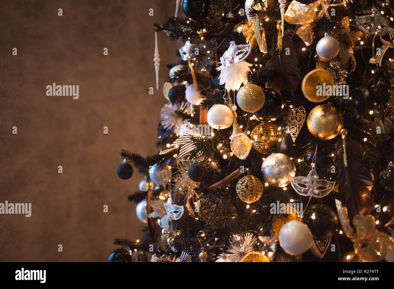 Sfondo di natale, elegante albero di Natale il nero e i colori dorati. Immagine morbida e leggera profondità di campo Foto Stock