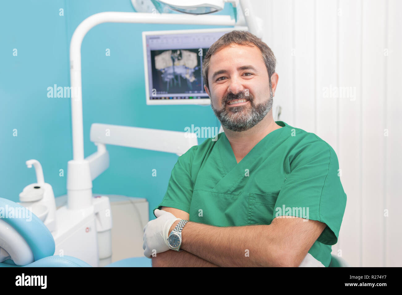 Sorridente maschio caucasico medico guardando la fotocamera in studio dentista, una persona, modello rilasciato Foto Stock