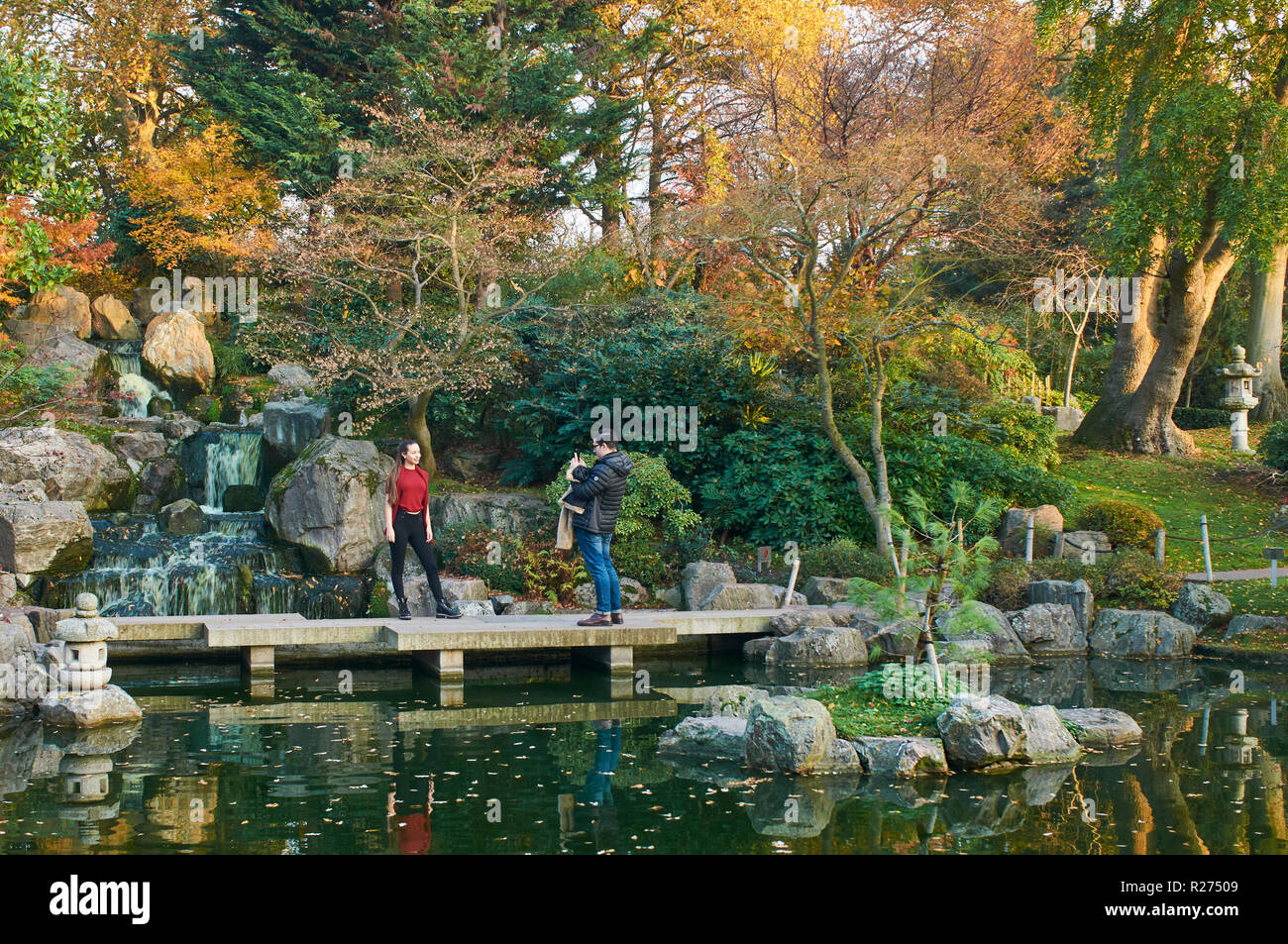 I turisti nel giardino di Kyoto, Holland Park, West London REGNO UNITO Foto Stock