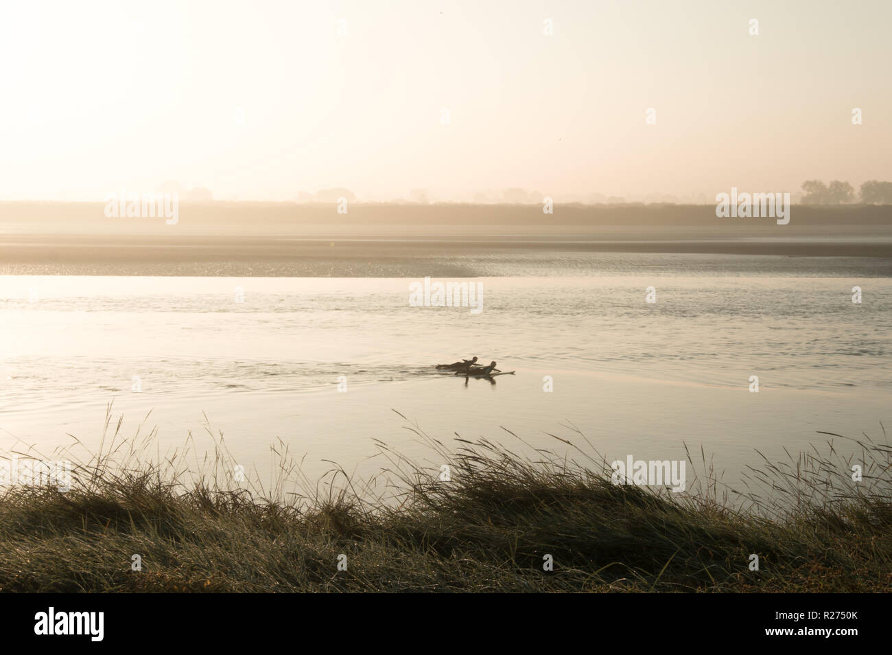 Due stagliano surfers canoa sul fiume Severn su un soleggiato nebbiosa mattina presto Foto Stock