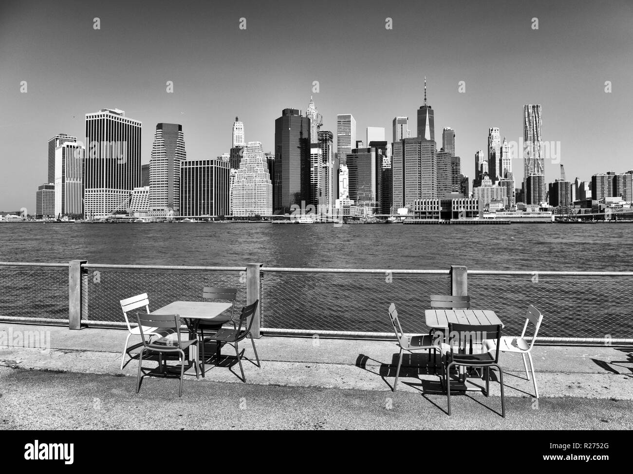 Vista sul quartiere finanziario nella parte inferiore di Manhattan dal ponte di Brooklyn Park, New York. Foto Stock