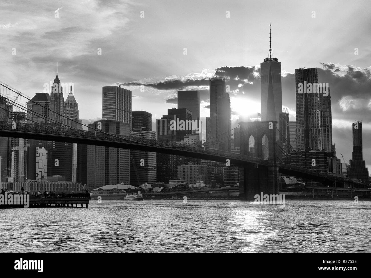 New York cityscape al tramonto. New York City, il quartiere finanziario di Lower Manhattan vista dal Ponte di Brooklyn Park. Foto Stock