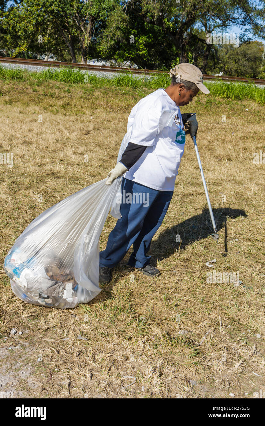 Miami Florida,Oakland Grove,annuale Little River Day Clean Up,cestino,pick up,raccolta,lettiera,pulito,inquinamento,volontari volontari volontari lavorare worke Foto Stock