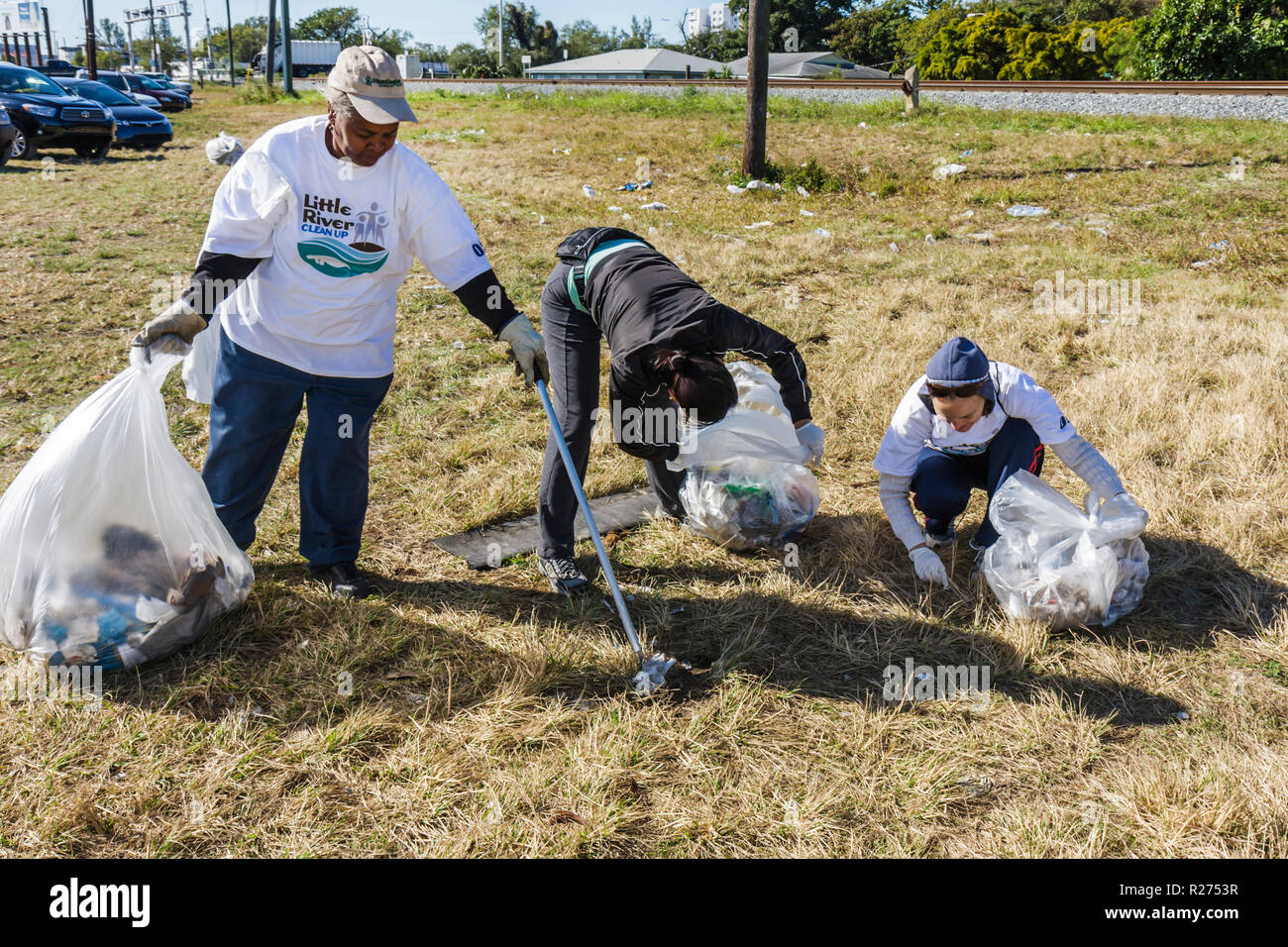 Miami Florida,Oakland Grove,annuale Little River Day Clean Up,cestino,pick up,raccolta,lettiera,pulito,inquinamento,volontari volontari volontari lavorare worke Foto Stock