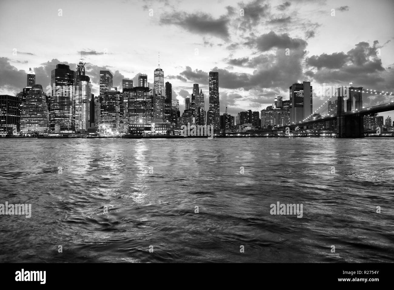 New York paesaggio urbano di notte. New York City, il quartiere finanziario di Lower Manhattan vista dal Ponte di Brooklyn Park. Foto Stock