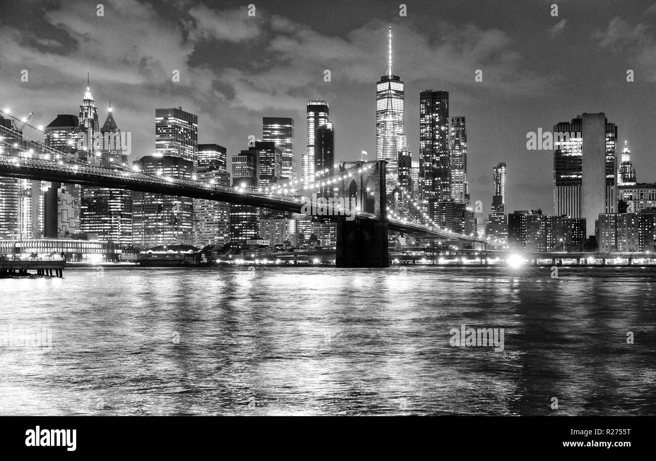 New York City, il quartiere finanziario nella parte inferiore di Manhattan con Brooklin Bridge di notte, STATI UNITI D'AMERICA Foto Stock