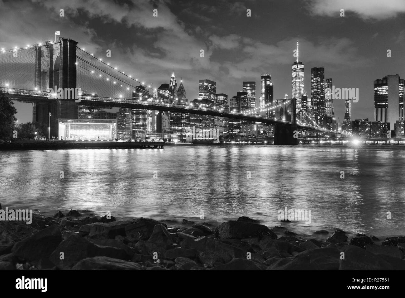 New York City, il quartiere finanziario nella parte inferiore di Manhattan con Brooklin Bridge di notte, STATI UNITI D'AMERICA Foto Stock