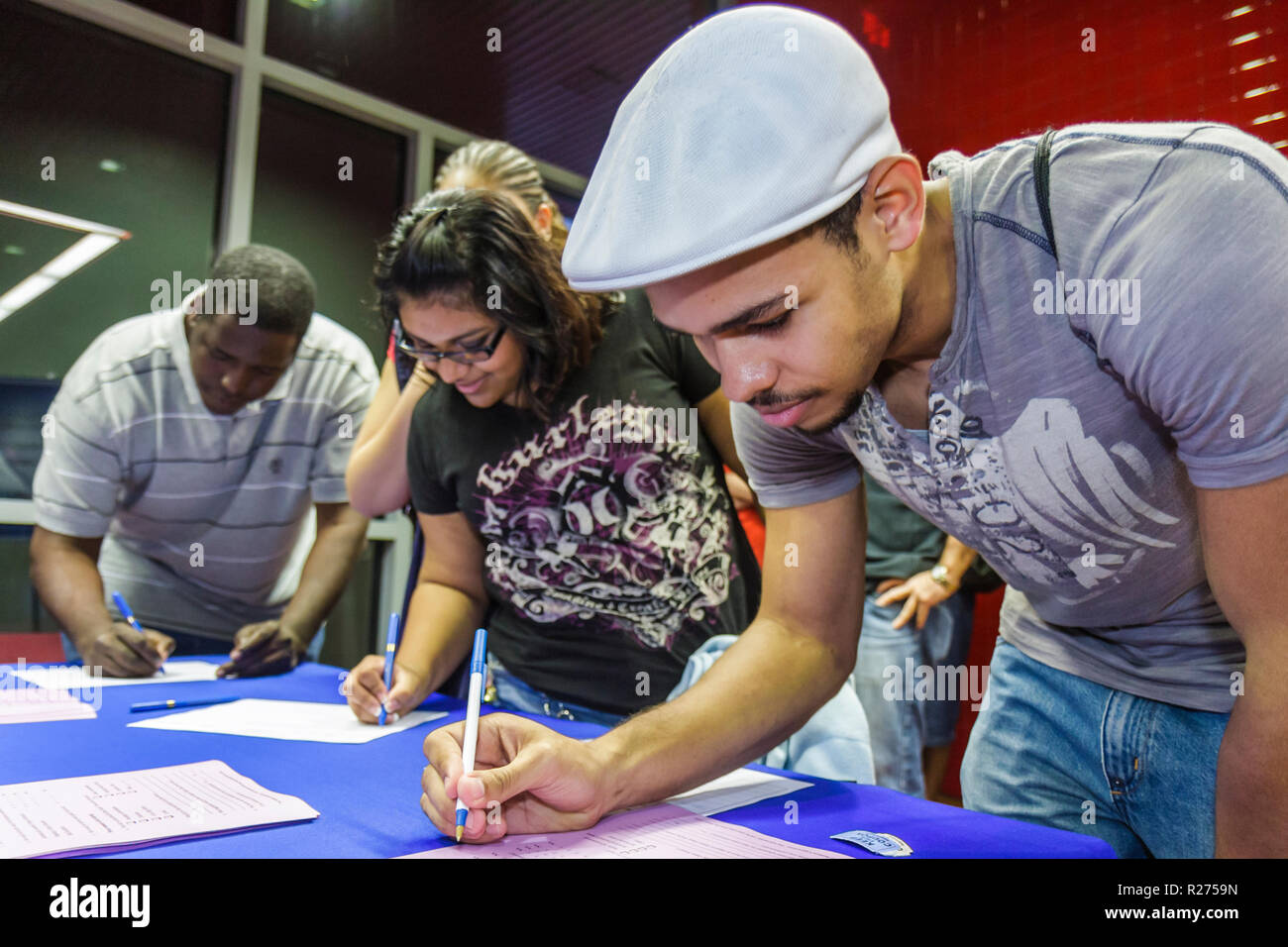 Miami Beach Florida,Miami Dade College,campus,Open house,case,istruzione,iscrizione,studenti uomini uomo nero maschio,donna donne,scrittura, Foto Stock