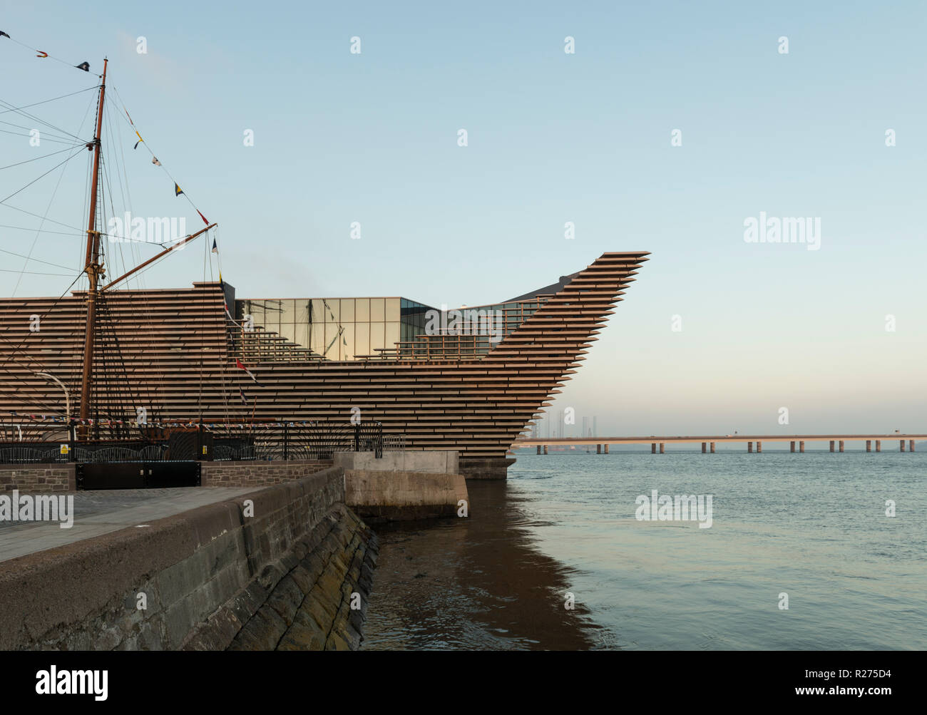 La nuova V&un design museum a Dundee è rigenerato waterfront ha già superato i 100.000 visitatore mark entro 2 mesi di apertura, Dundee Scotland Regno Unito Foto Stock