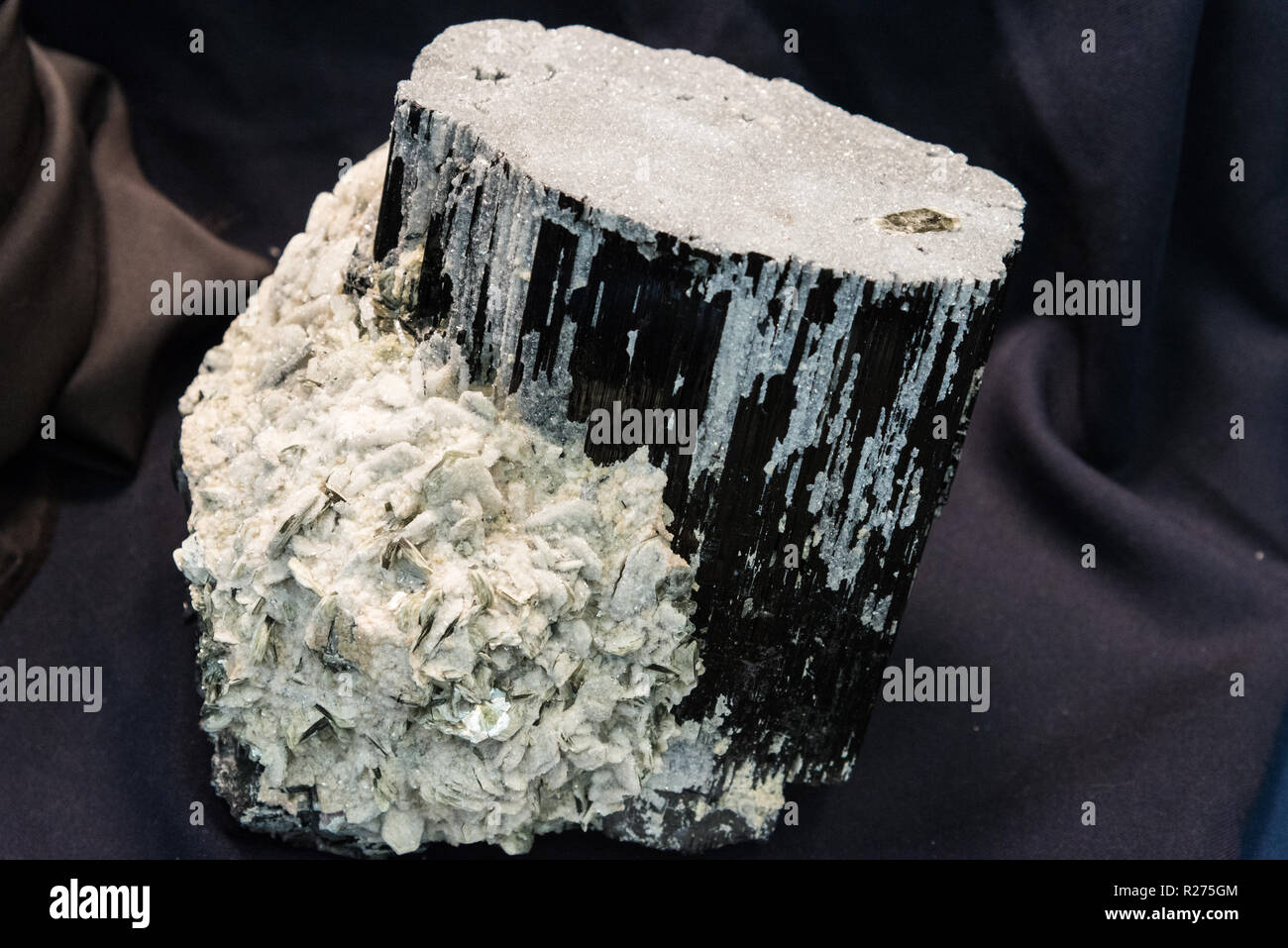 Cristallo Nero di minerale di tormalina. Foto Stock