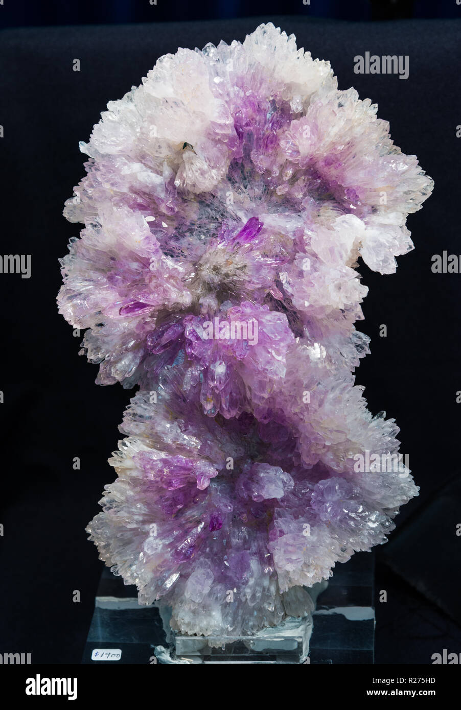 Ametista e quarzo trasparente cristalli in cluster Foto stock - Alamy