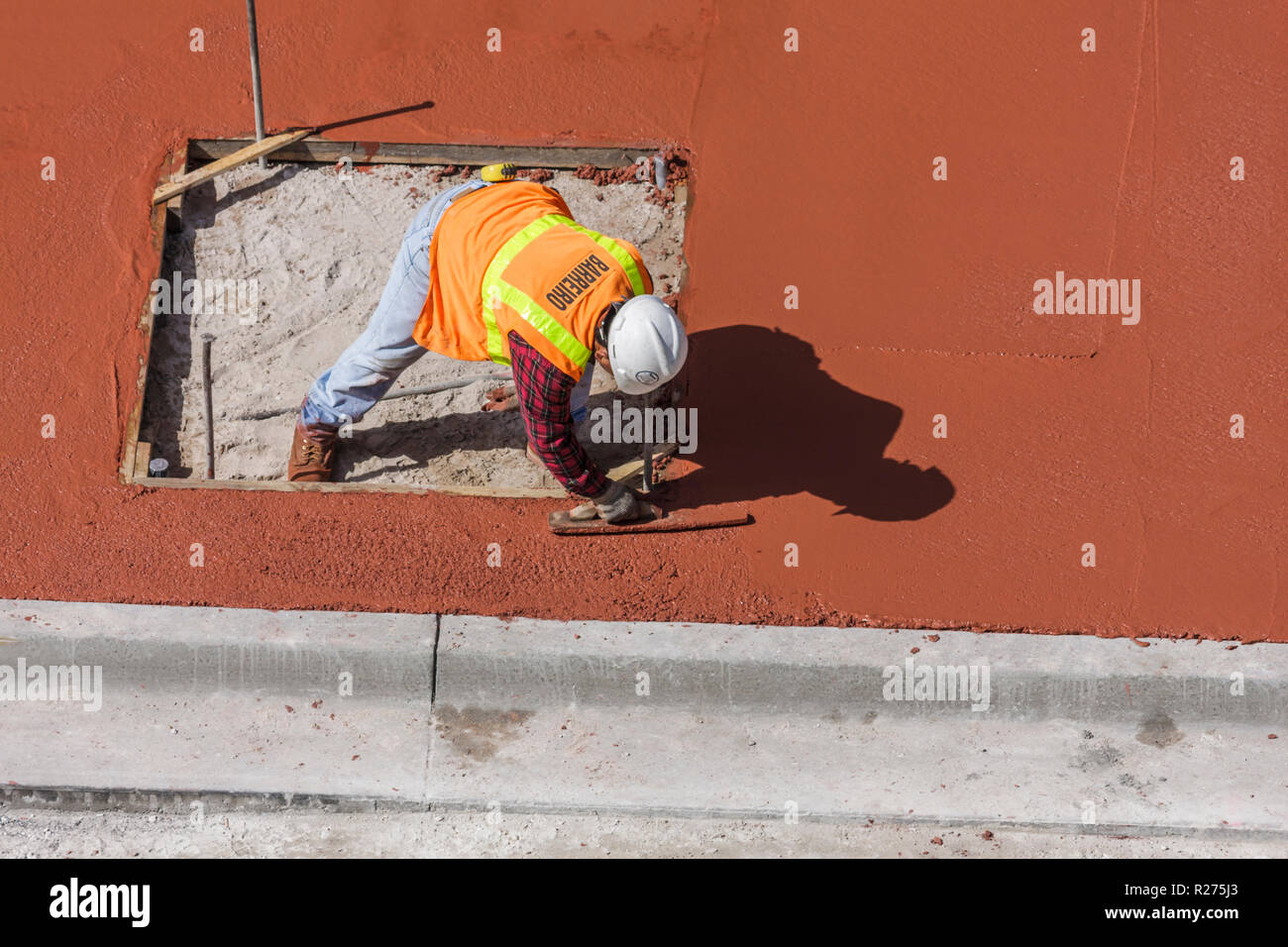 Miami Beach Florida,Ocean Drive,hotel,sotto costruzione nuovo cantiere costruttore cantiere,cantiere,lavoro,colata,cemento,strada,marciapiede,uomo uomini maschio adu Foto Stock