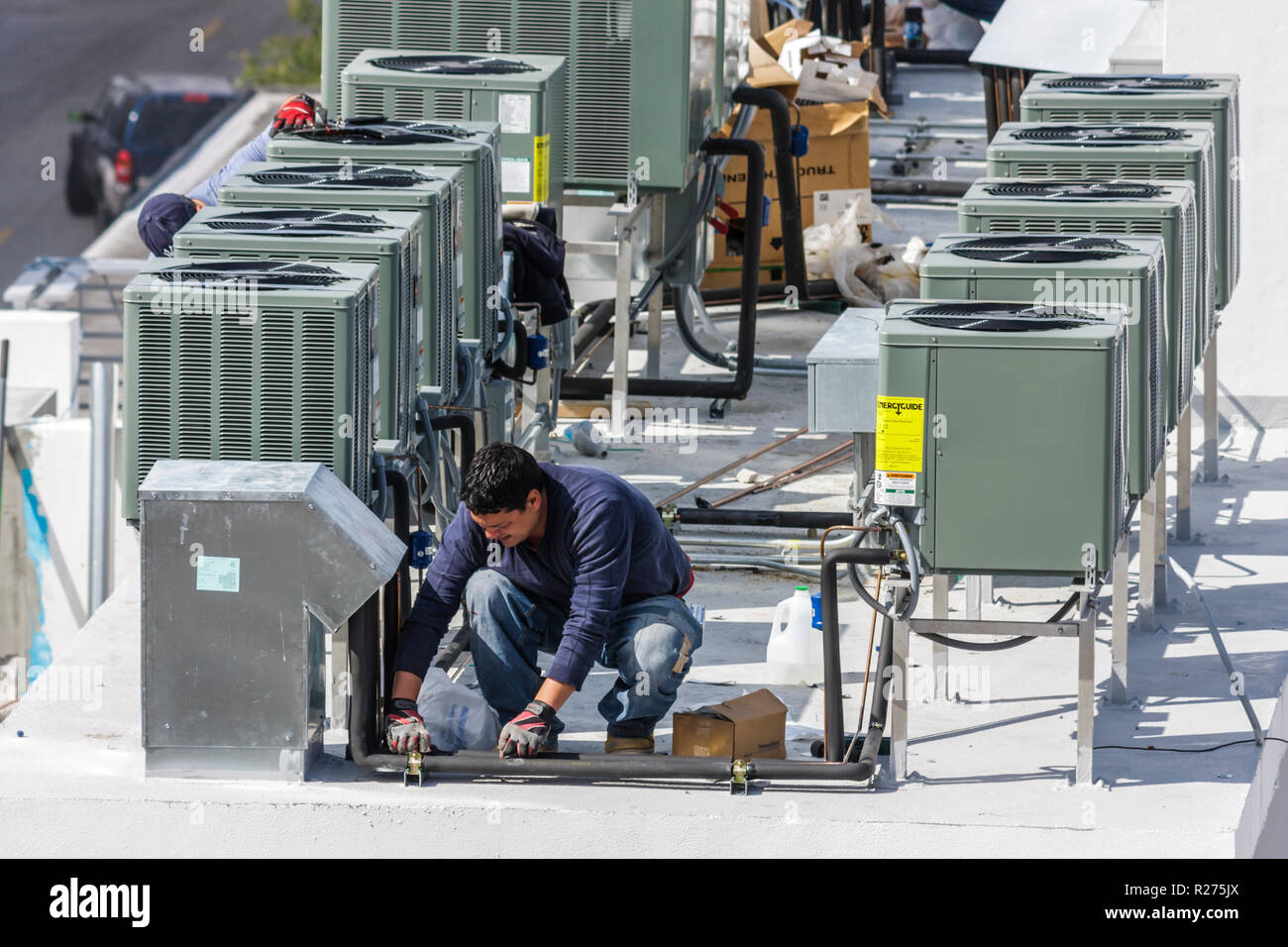 Miami Beach Florida,Ocean Drive,hotel,in costruzione nuovo cantiere costruttore,tetto,aria condizionata,HVAC,unità,meccanico,uomo ispanico uomini maschio A. Foto Stock