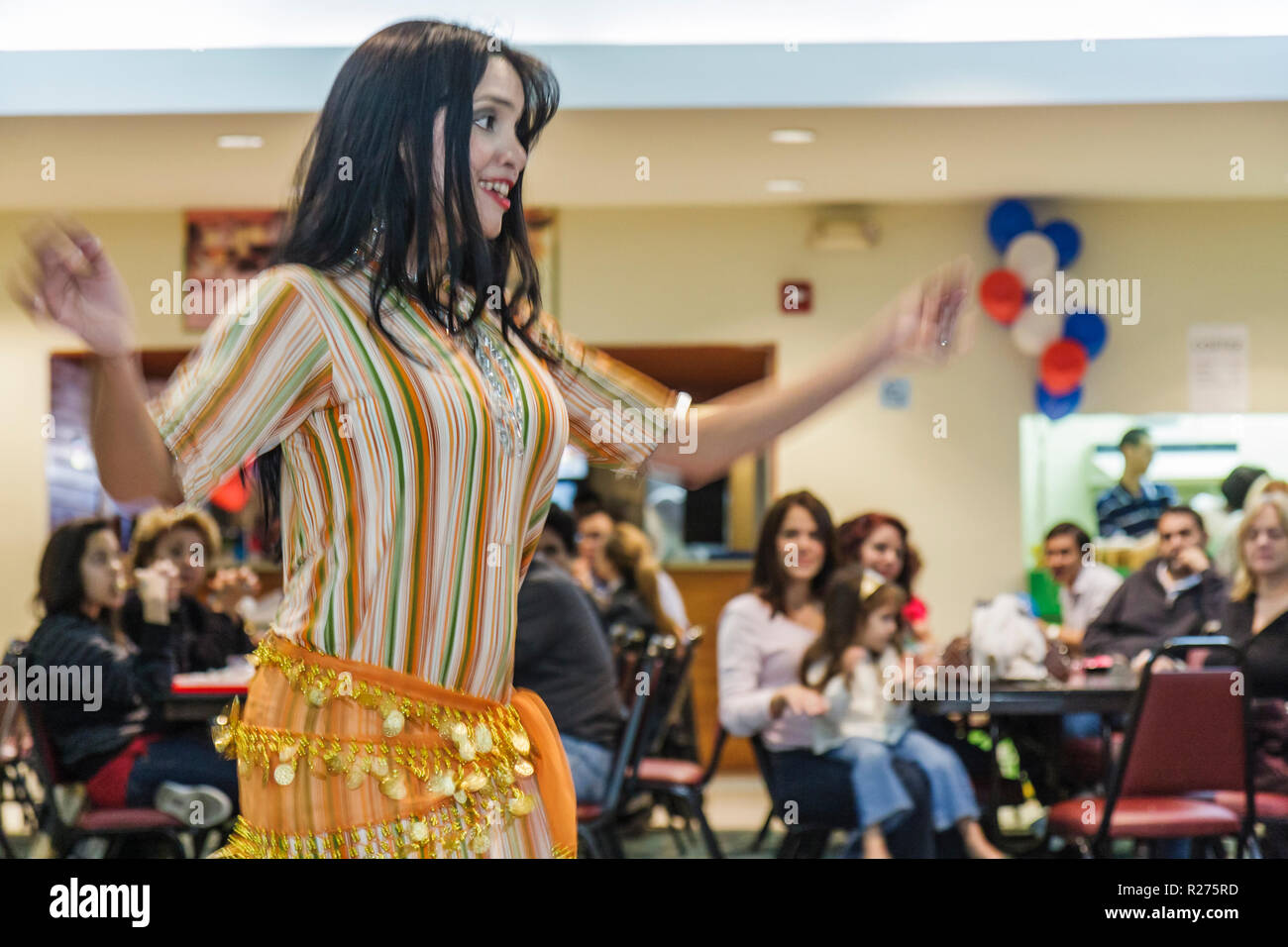Miami Florida,Our Lady of Lebanon Maronite Catholic Church,Libanian Festival,festival fair,fundraiser,donna femminile,ballerino del ventre,performer,coin Foto Stock