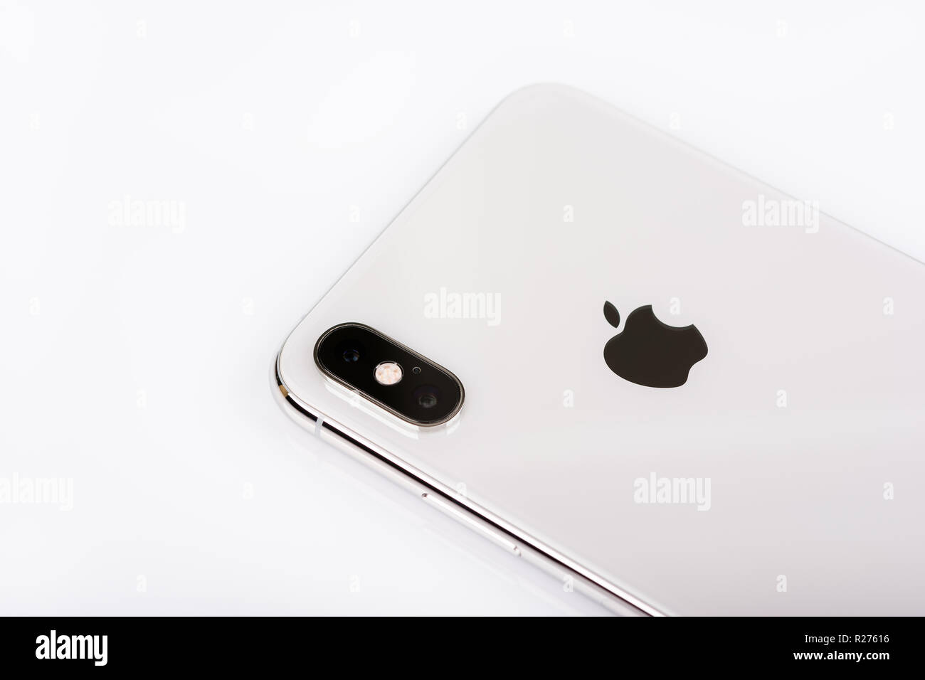 BURGAS, Bulgaria - 8 Novembre 2018: Apple iPhone Xs Max argento su sfondo bianco, vista posteriore. Foto Stock