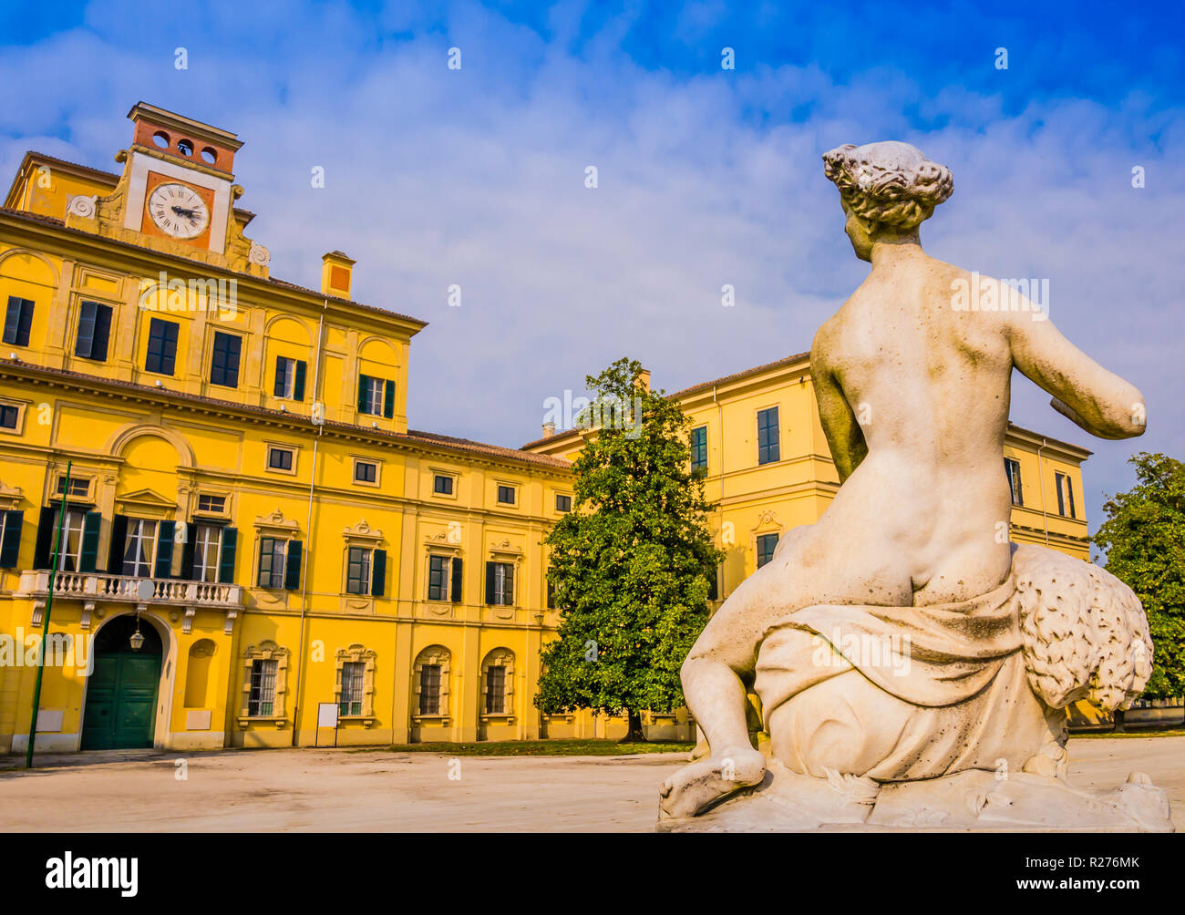 La magnifica vista del giardino Ducale il palazzo reale con statua in marmo in primo piano, Parma, Italia Foto Stock