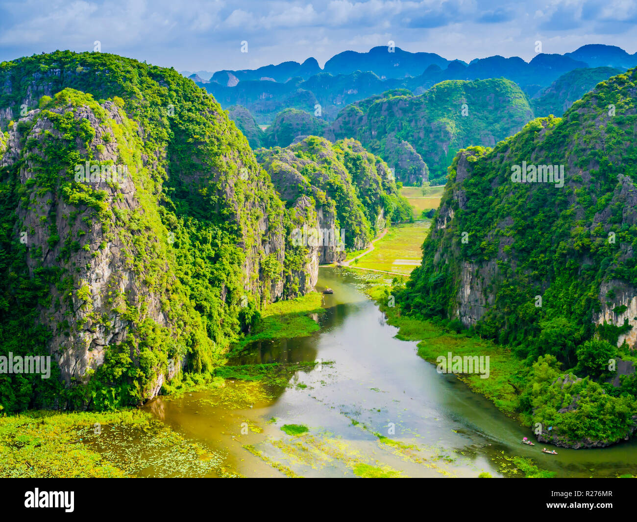 Vista incredibile di Tam Coc con formazioni carsiche e le risaie, Ninh Binh provincia, Vietnam Foto Stock